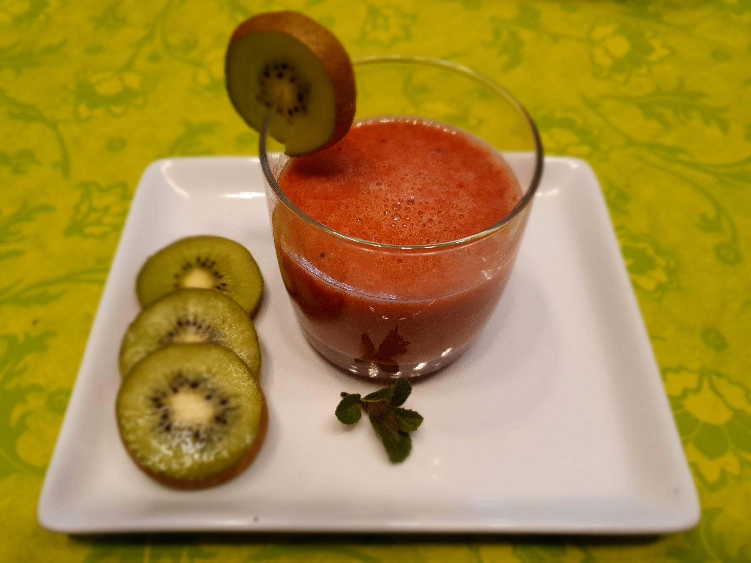 Erdbeer - Kiwi - Granatapfel - Smoothie - laufendGEMIXT
